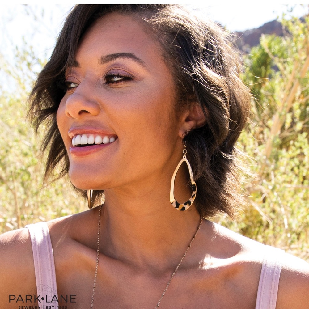 🦁NIB: “ Roar” Park Lane Earrings - in package